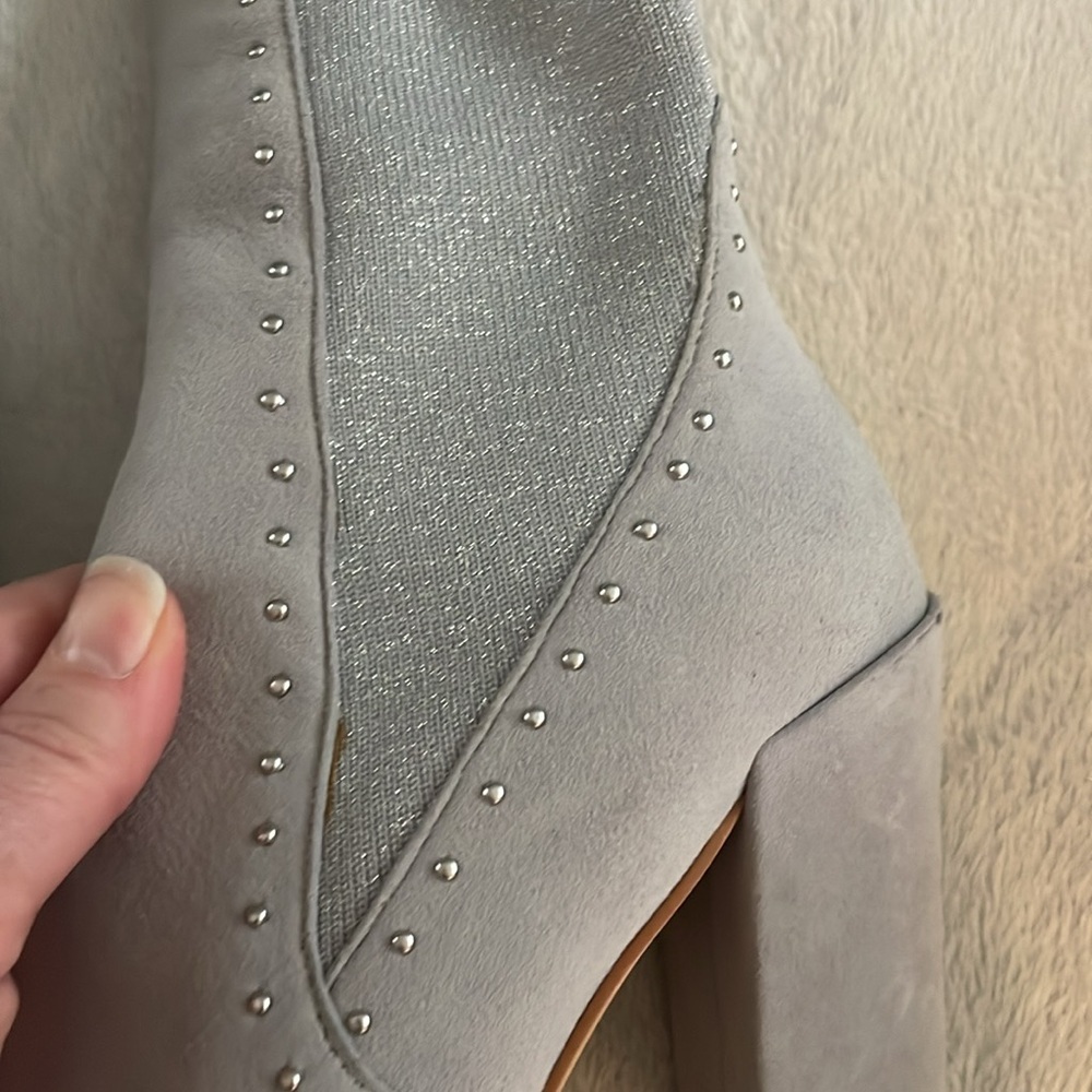 Dolce Vita Silver Ankle Bootie Boots Studded Chunky Heel Suede Leather Size 7.5 - Picture 12 of 15